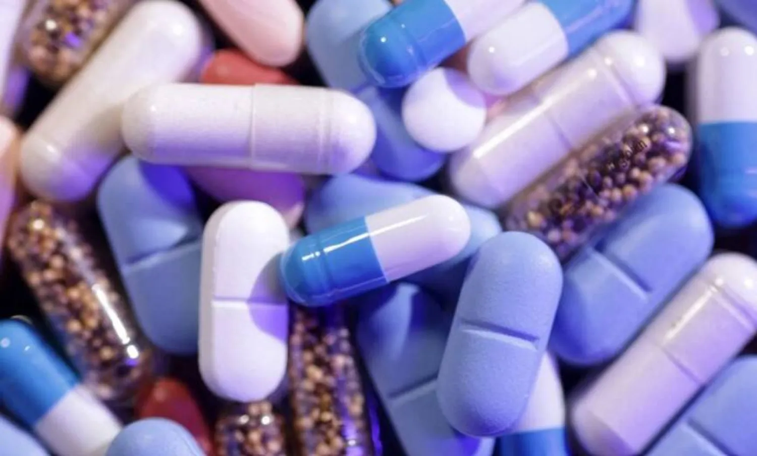 مجموعة من كبسولات «فيتامين د» (أرشيفية - رويترز)
