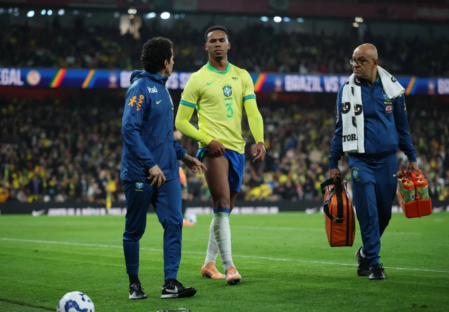 البرازيلي غابرييل مدافع آرسنال يغادر الملعب مصاباً (رويترز)