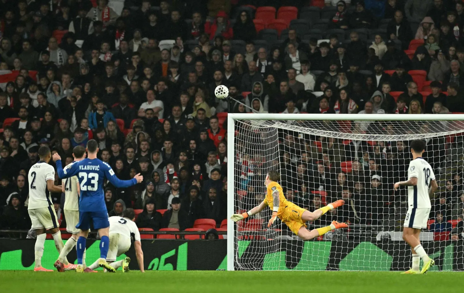 بيكفورد ما زال يؤكد أنه الحارس الأفضل مع إيفرتون ومنتخب إنجلترا (أ.ف.ب)