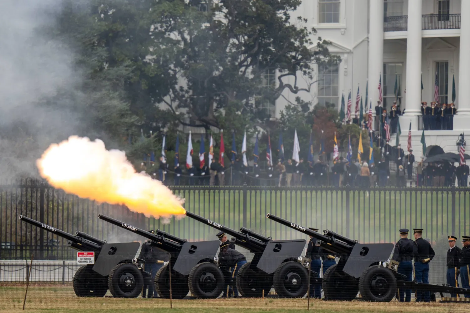 وحدات عسكرية تابعة لواشنطن العاصمة تجري تدريبات استعداداً لوصول ولي العهد السعودي يوم 15 نوفمبر (د.ب.أ)