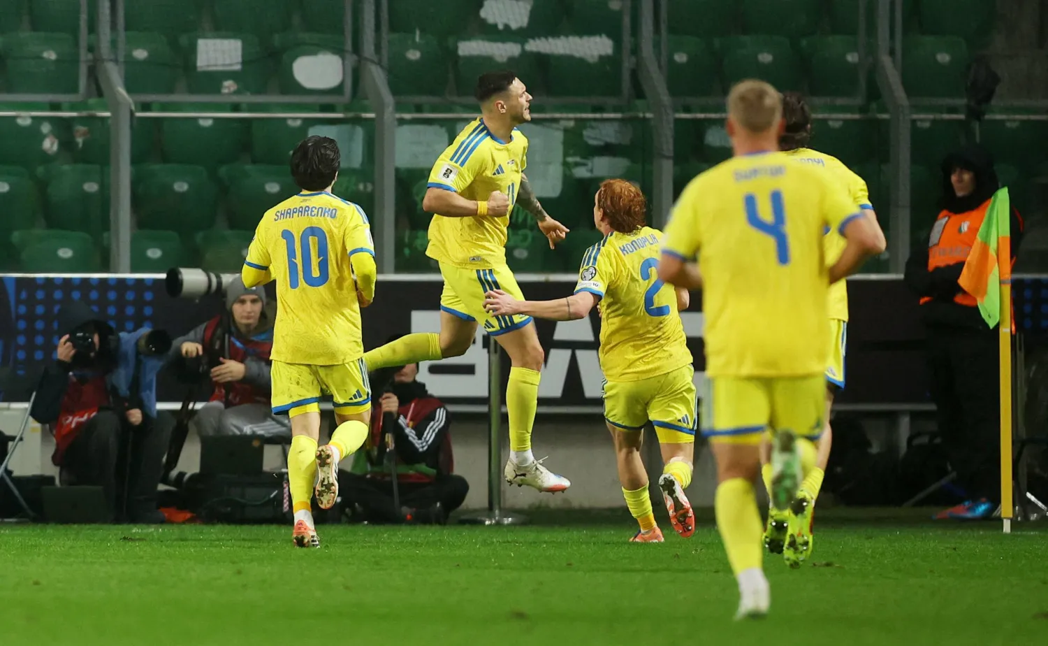 أوكرانيا هزمت آيسلندا وحجزت مقعدها في الملحق (رويترز)