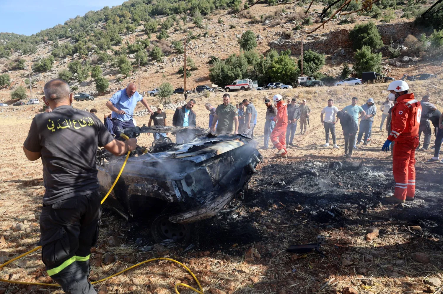 حطام مركبة استهدفتها طائرة مسيّرة إسرائيلية في جنوب لبنان (إ.ب.أ) 