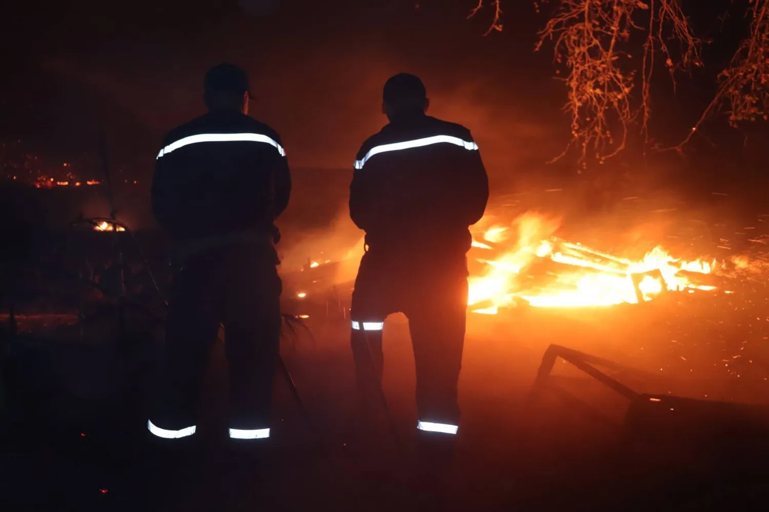 عناصر الحماية المدنية الجزائرية خلال مكافحة حريق في منطقة تيبازة الواقعة على بعد 70 كيلومتراً غرب العاصمة (الحماية المدنية الجزائرية عبر «فيسبوك»)