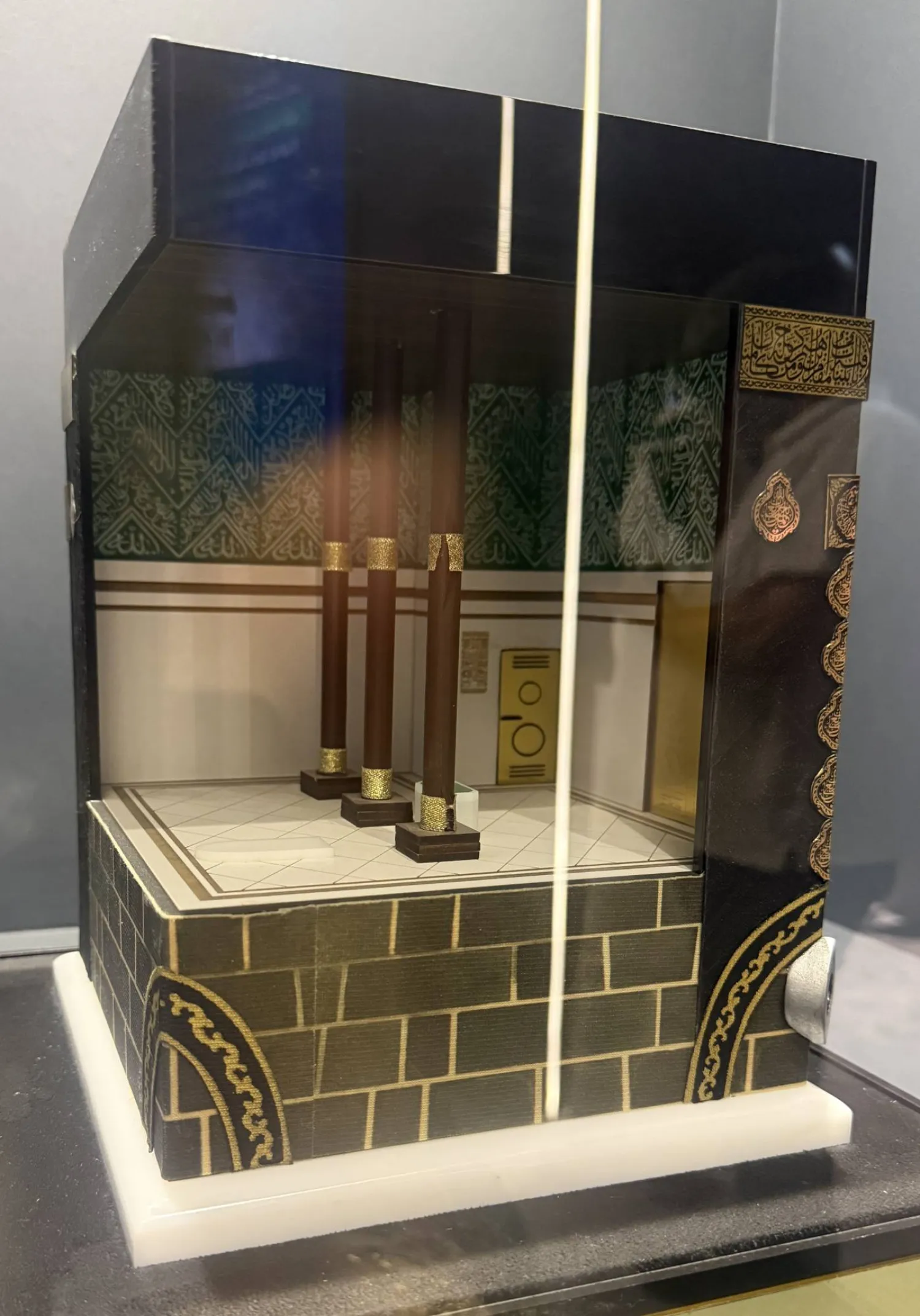مجسم يوضح الكعبة المشرفة من الداخل (الشرق الأوسط)