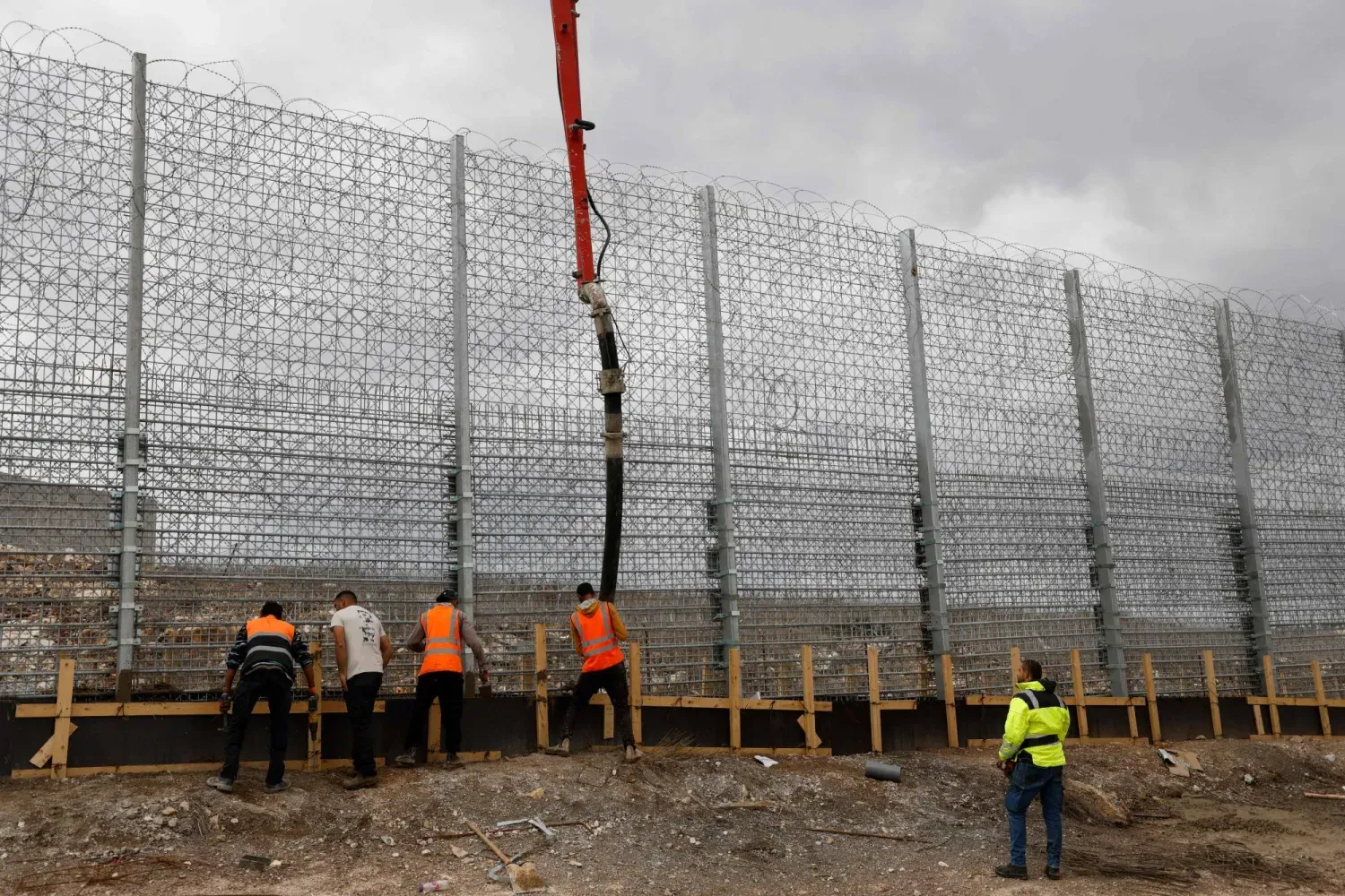 Lübnan sınırındaki İsrail duvarında çalışan İsrailli işçiler (AFP)