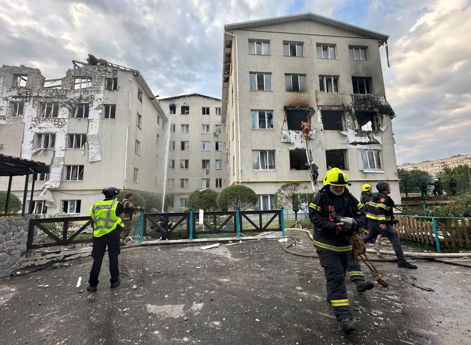 Rusya'nın Ukrayna'ya yönelik saldırısında Harkov'da Rus İHA’sının vurduğu bir konut binasının bulunduğu yerde çalışan itfaiyeciler (Reuters)