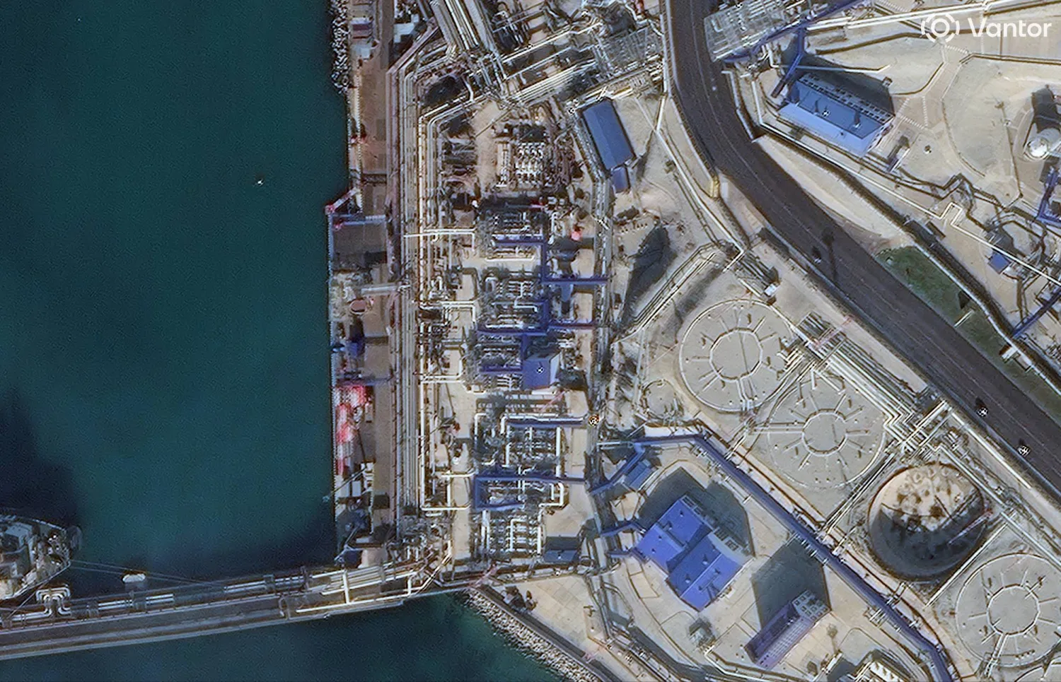 صورة أقمار اصطناعية تُظهر نظرة عامة على منشآت نفطية في ميناء نوفوروسيسك الروسي قبل هجوم صاروخي وطائرات مسيَّرة أوكرانية (رويترز)