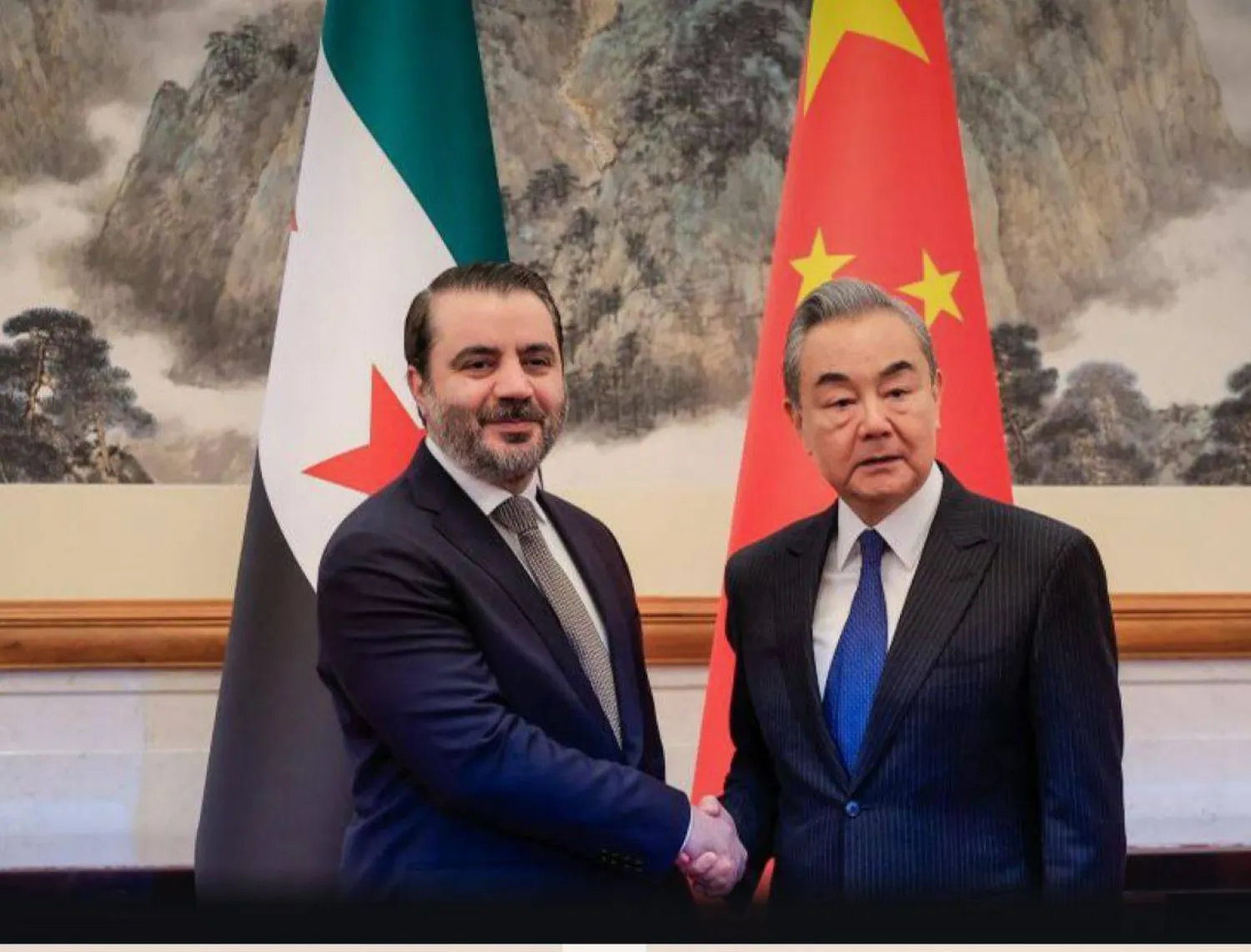 وزير الخارجية السوري أسعد حسن الشيباني ونظيره الصيني وانغ يي في بكين (سانا)