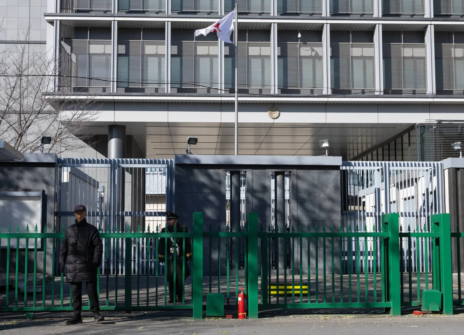 أفراد أمن يحرسون السفارة اليابانية في بكين (إ.ب.أ)