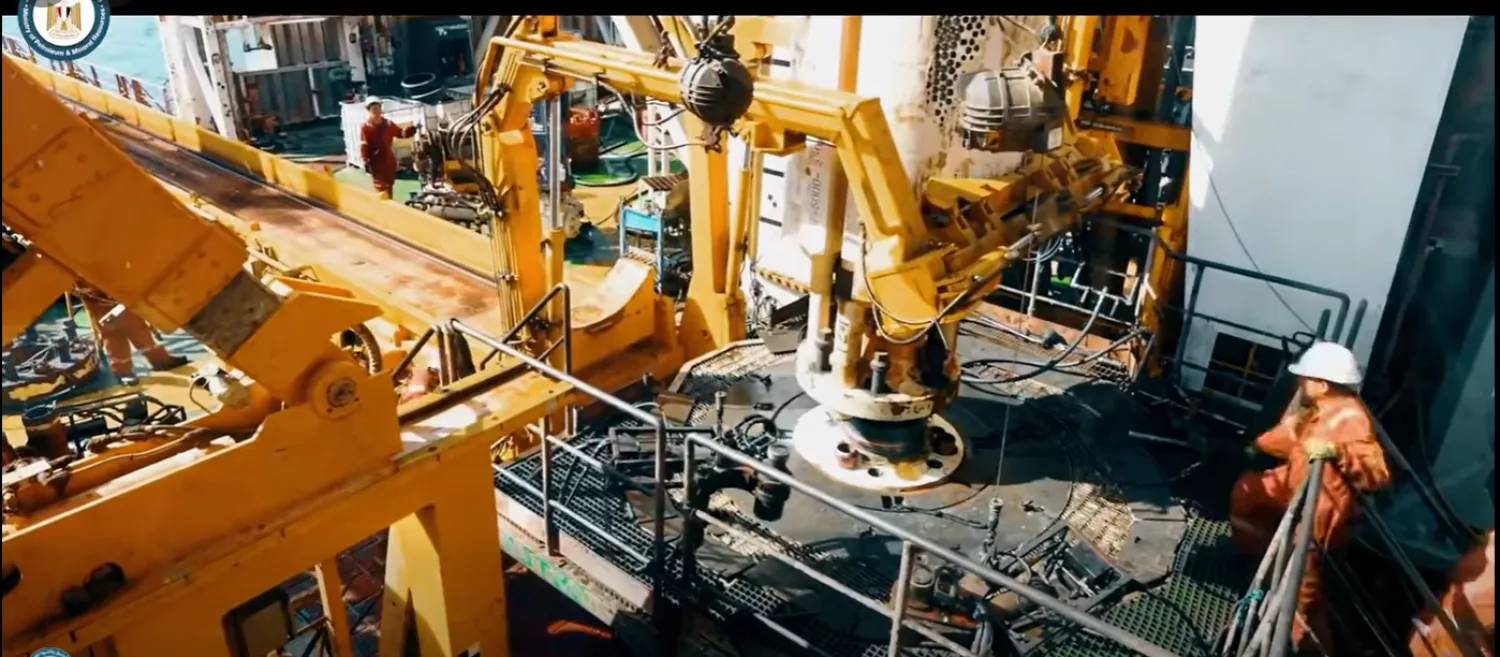 صورة لعمال في أحد الحقول النفطية المصرية (وزارة البترول المصرية)