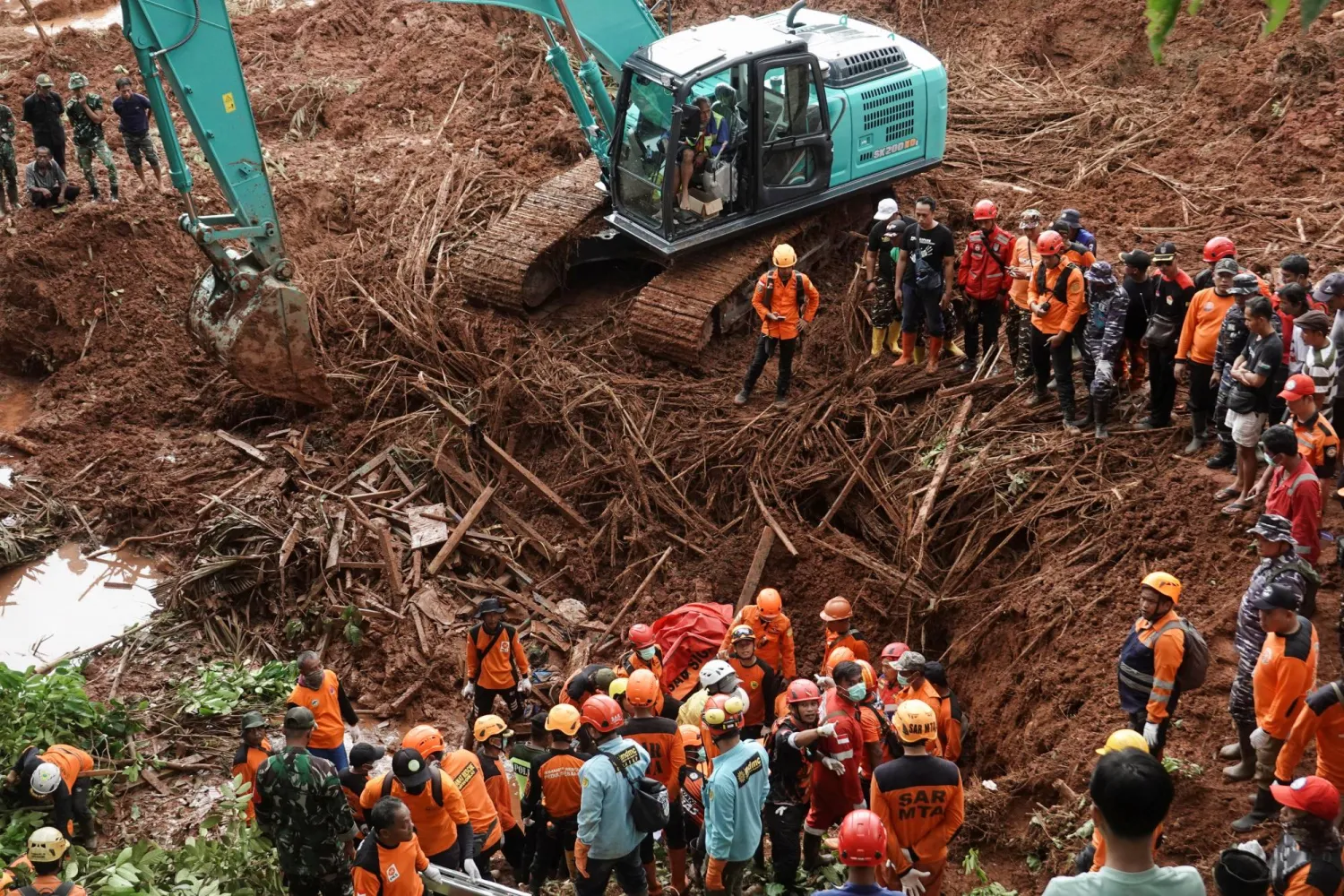 Indonesian rescue members search for victims at the site of a landslide, which hit Cibeunying village on November 13, in Cilacap, Central Java province, Indonesia, November 15, 2025. REUTERS/Stringer