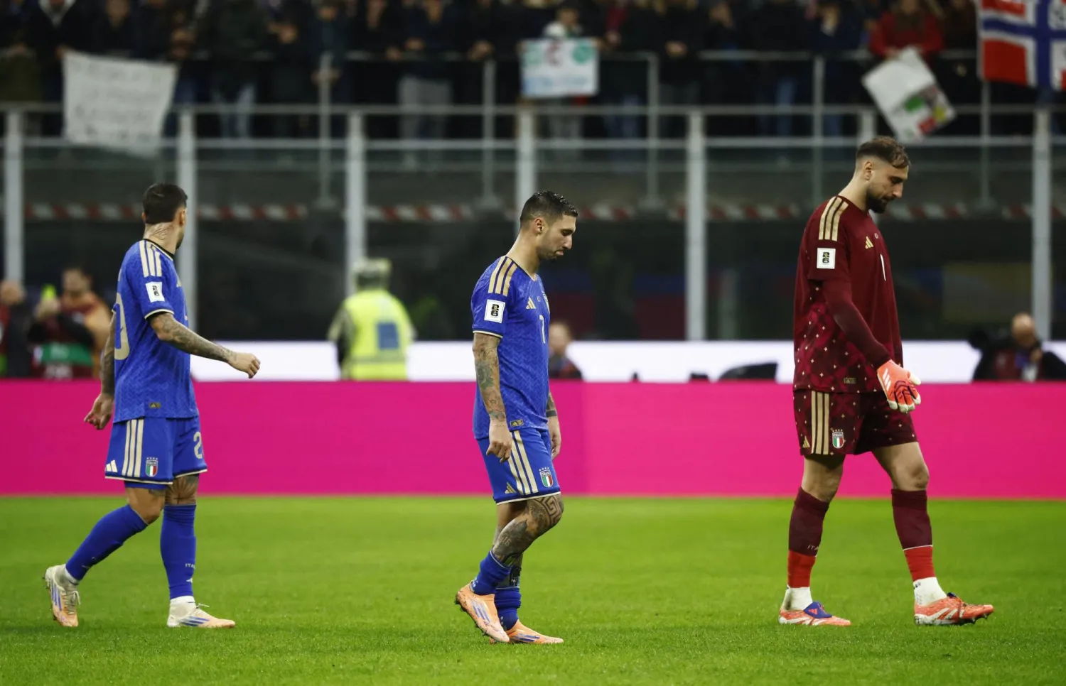 من لقاء إيطاليا الأخير ضد النرويج في ملعب سان سيرو (رويترز)