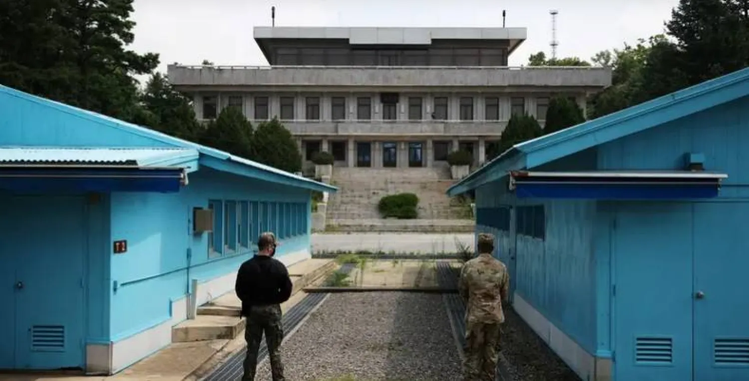 South Korean and US soldiers stand guard in the truce village of Panmunjom inside the demilitarized zone (DMZ) separating the two Koreas, South Korea, July 19, 2022. (File photo: Reuters)
