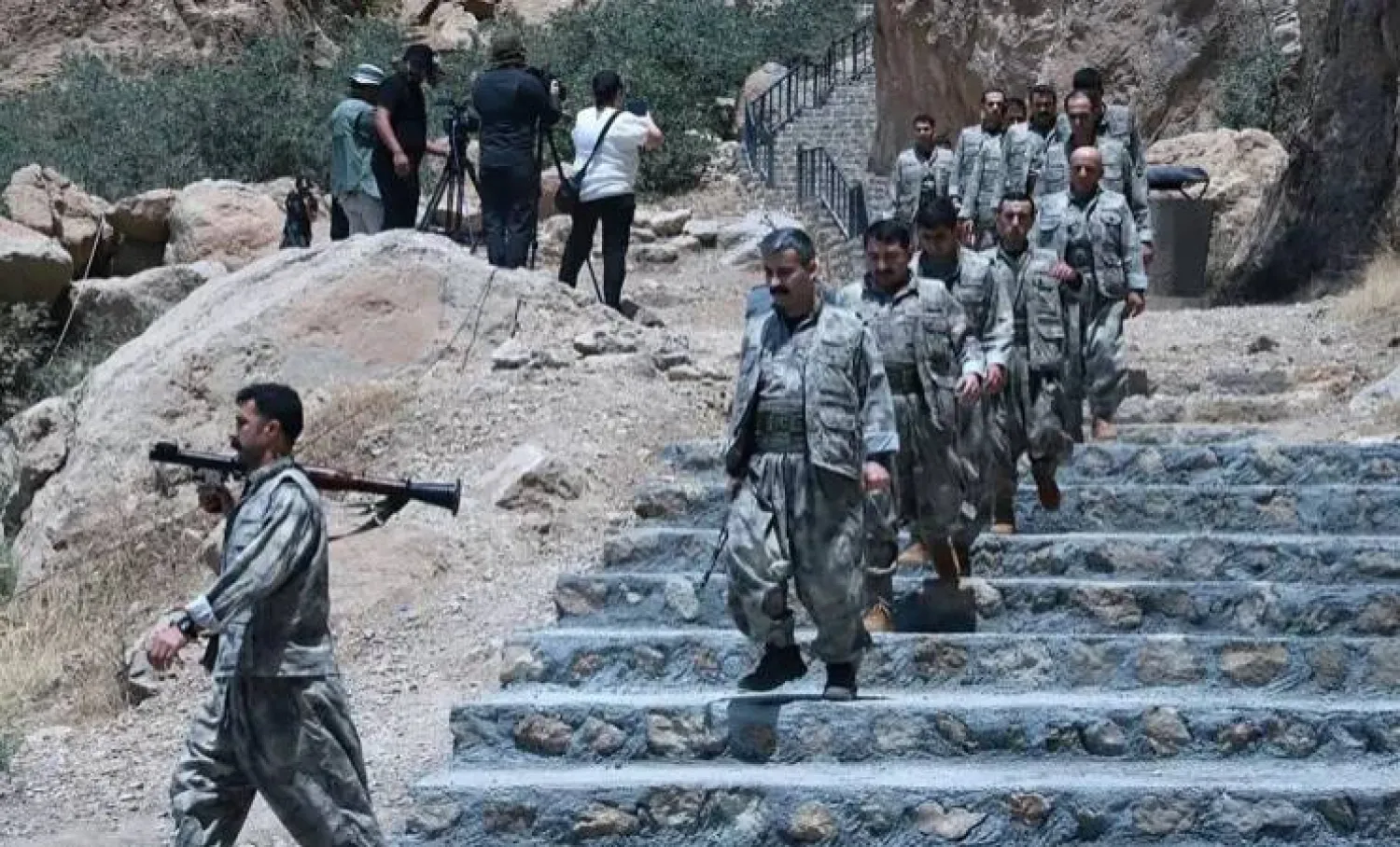 مجموعة من عناصر «حزب العمال الكردستاني» ألقت أسلحتها خلال مراسم رمزية في شمال العراق... 11 يوليو الماضي (أ.ف.ب)