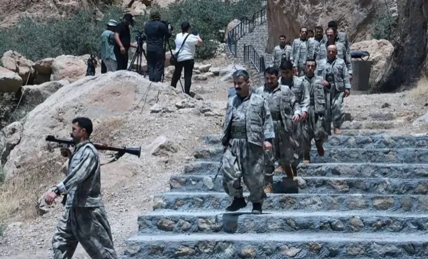 Bir grup PKK’lı  11 Temmuz'da Kuzey Irak'ta düzenlenen sembolik bir tören sırasında silahlarını bıraktı (AFP)