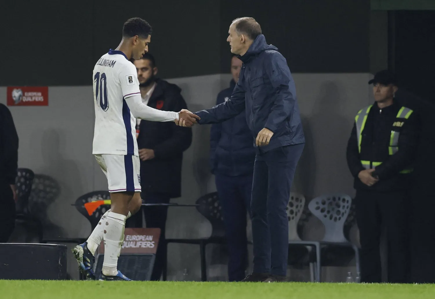 توماس توخيل ولاعب خط الوسط جود بيلينغهام (رويترز)