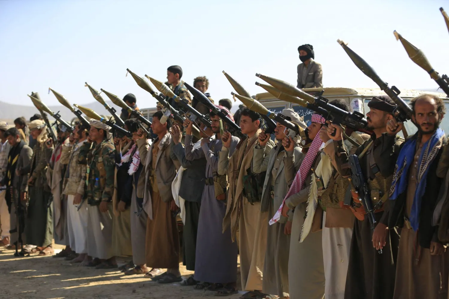 حوثيون يستعرضون قوتهم في منطقة حرف سفيان التابعة لمحافظة عمران شمال صنعاء (أ.ف.ب)