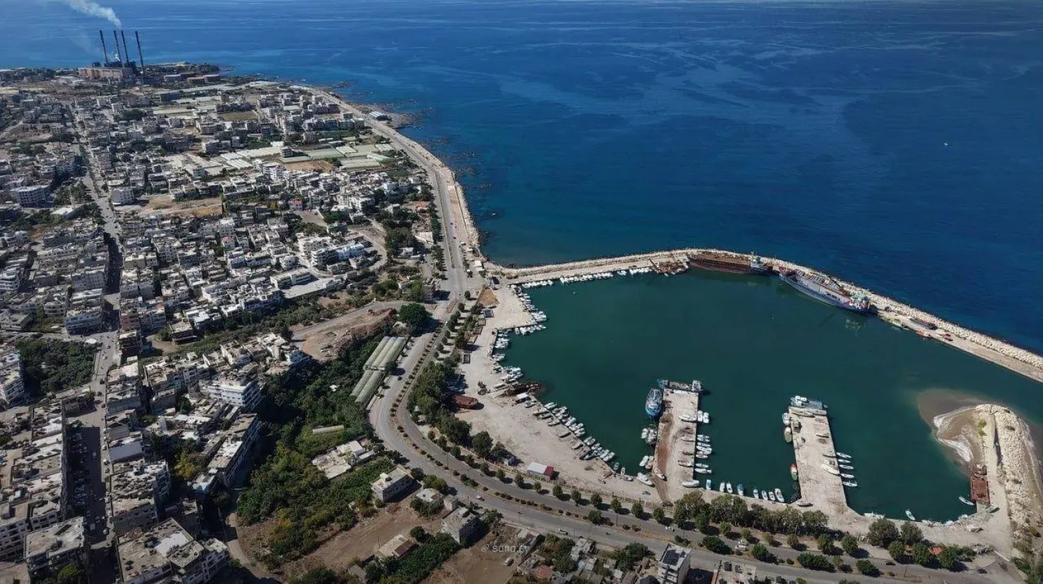 Suudi Arabistan'ın Suriye enerji sektörüne yönelik hibe programının ilk sevkiyatı Banias limanına yanaştı. (SANA)