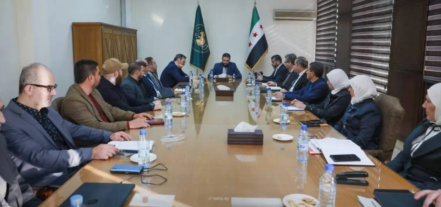 الشرع خلال زيارته مقر مصرف سوريا المركزي ولقائه حاكم ونواب المصرف (سانا)