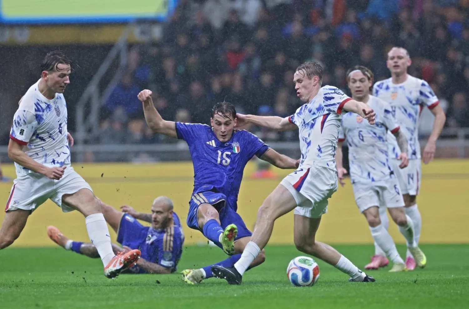 لم تهدأ عاصفة النقد في إيطاليا بعد الخسارة الكبيرة أمام النرويج بـ4 أهداف مقابل هدف واحد (منتخب إيطاليا)