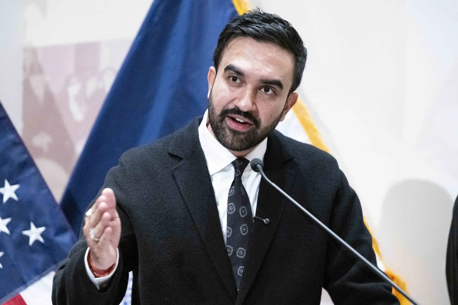 عمدة مدينة نيويورك المنتخب زهران ممداني يتحدث خلال مؤتمر صحافي (د.ب.أ)