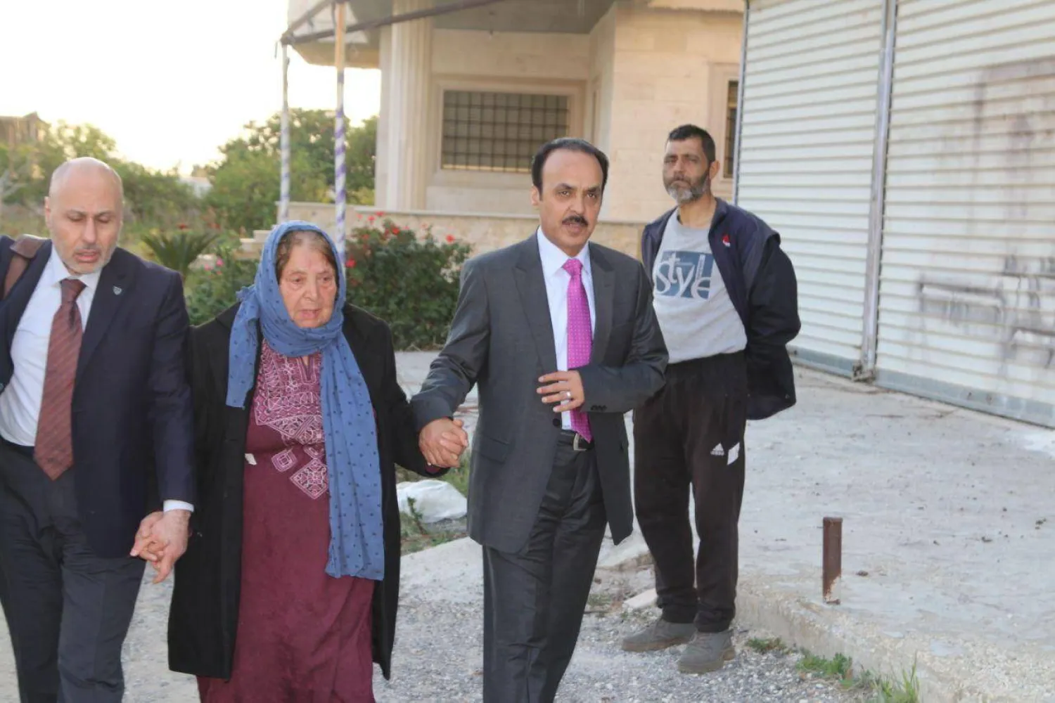 أعضاء لجنة التحقيق في أحداث الساحل السوري خلال عملهم مع الأهالي (الشرق الأوسط)