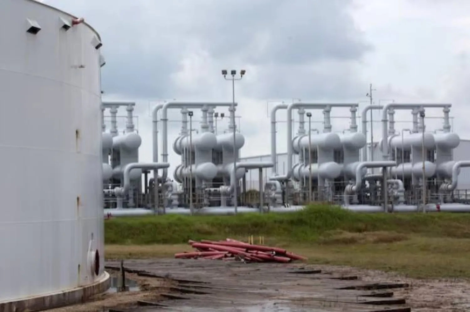 خزان نفط ومعدات أنابيب في الاحتياطي النفطي الاستراتيجي بفريبورت تكساس (رويترز)