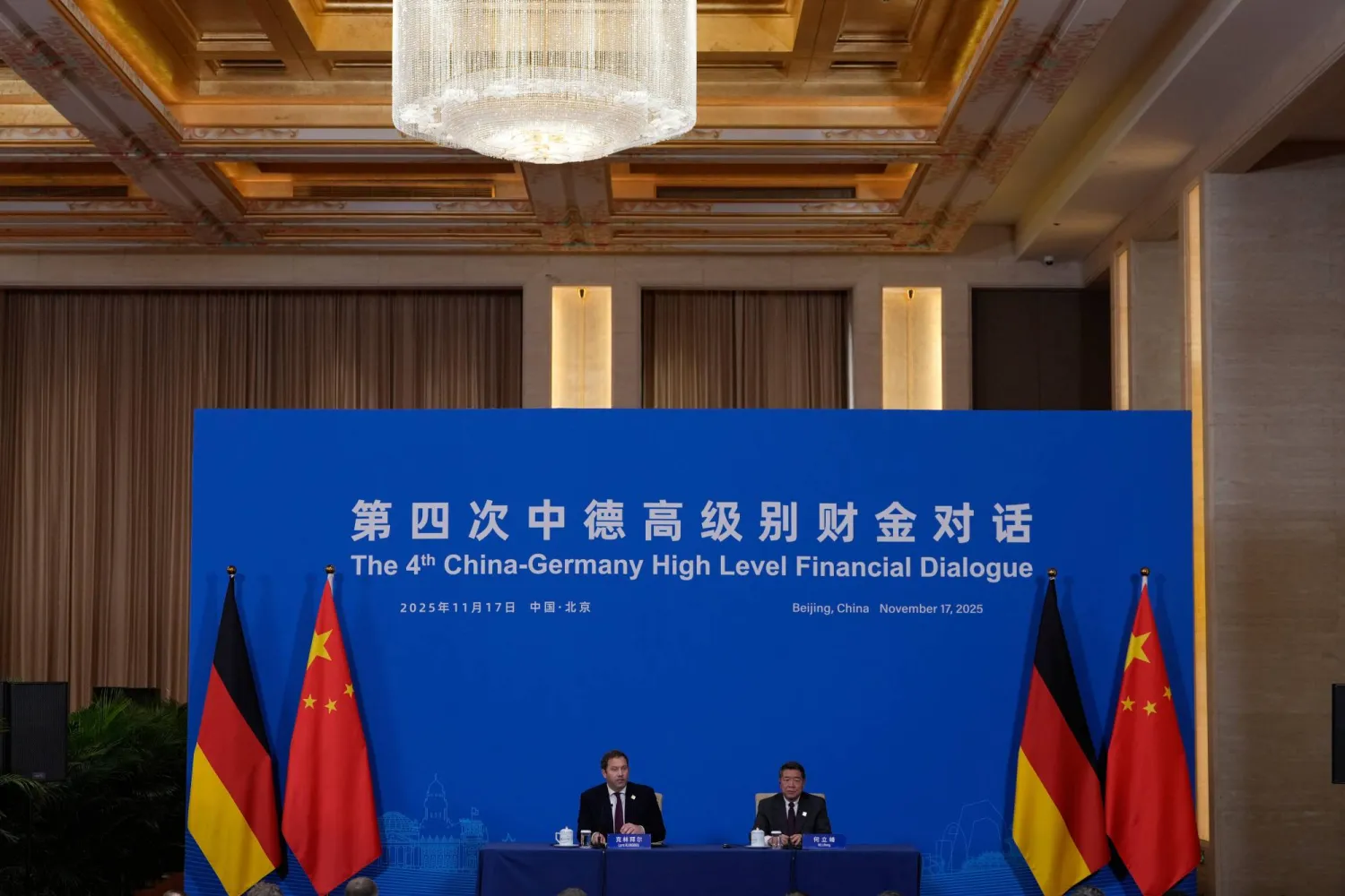 نائب رئيس الوزراء الصيني هي ليفينغ ووزير المالية الألماني لارس كلينغبايل خلال مؤتمر صحافي مشترك بالعاصمة بكين (أ ب)