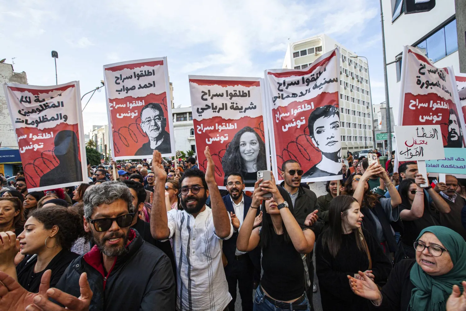 جانب من احتجاجات مطالِبة بإطلاق سراح المعتقلين السياسيين في تونس العاصمة (أرشيفية - أ.ب)