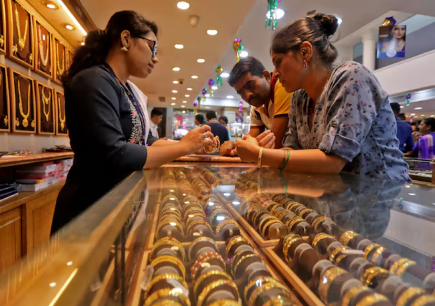 People shop for gold ornaments at a jewellery showroom during Dhanteras, a Hindu festival associated with Lakshmi, the goddess of wealth, in Mumbai, India, October 22, 2022. REUTERS/Niharika Kulkarni