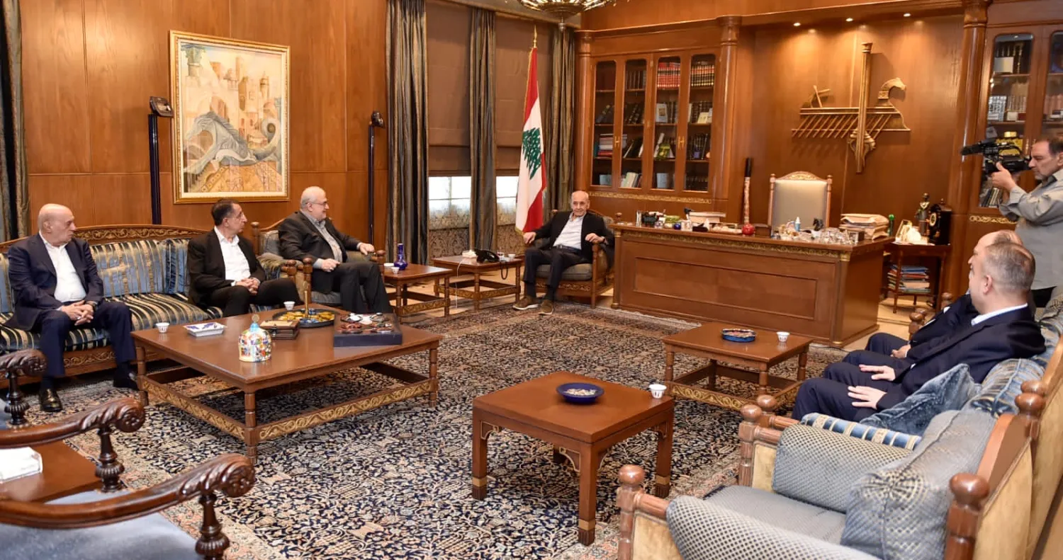 رئيس البرلمان اللبناني نبيه بري مستقبلاً وفداً من «حزب الله» برئاسة النائب محمد رعد (أرشيفية - الوكالة الوطنية للإعلام)