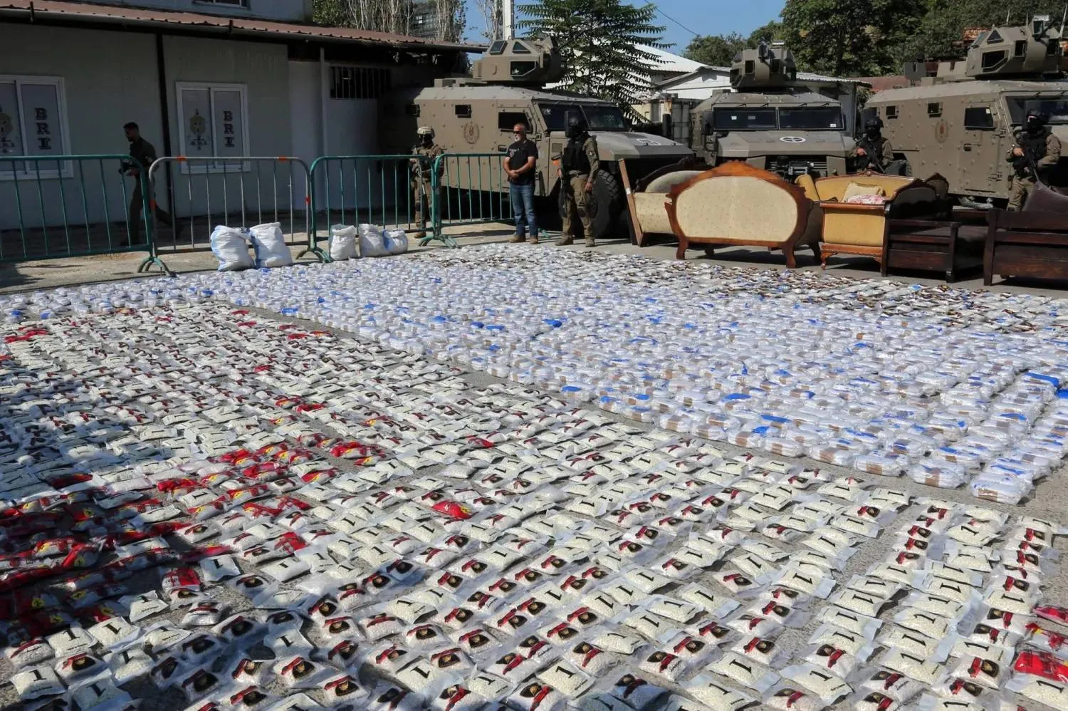 أكياس تحتوي حبوب كبتاغون معروضة على الأرض بمقر «شعبة المعلومات» في بيروت خلال سبتمبر الماضي إثر الإعلان عن إحباط عملية التهريب (إ.ب.أ)