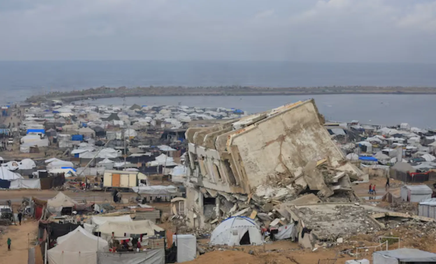 Palestinian-tent shelter amid rubble, along the coast on a rainy day, during a ceasefire between Israel and Hamas, in Gaza City, November 14, 2025. REUTERS/Dawoud Abu Alkas 