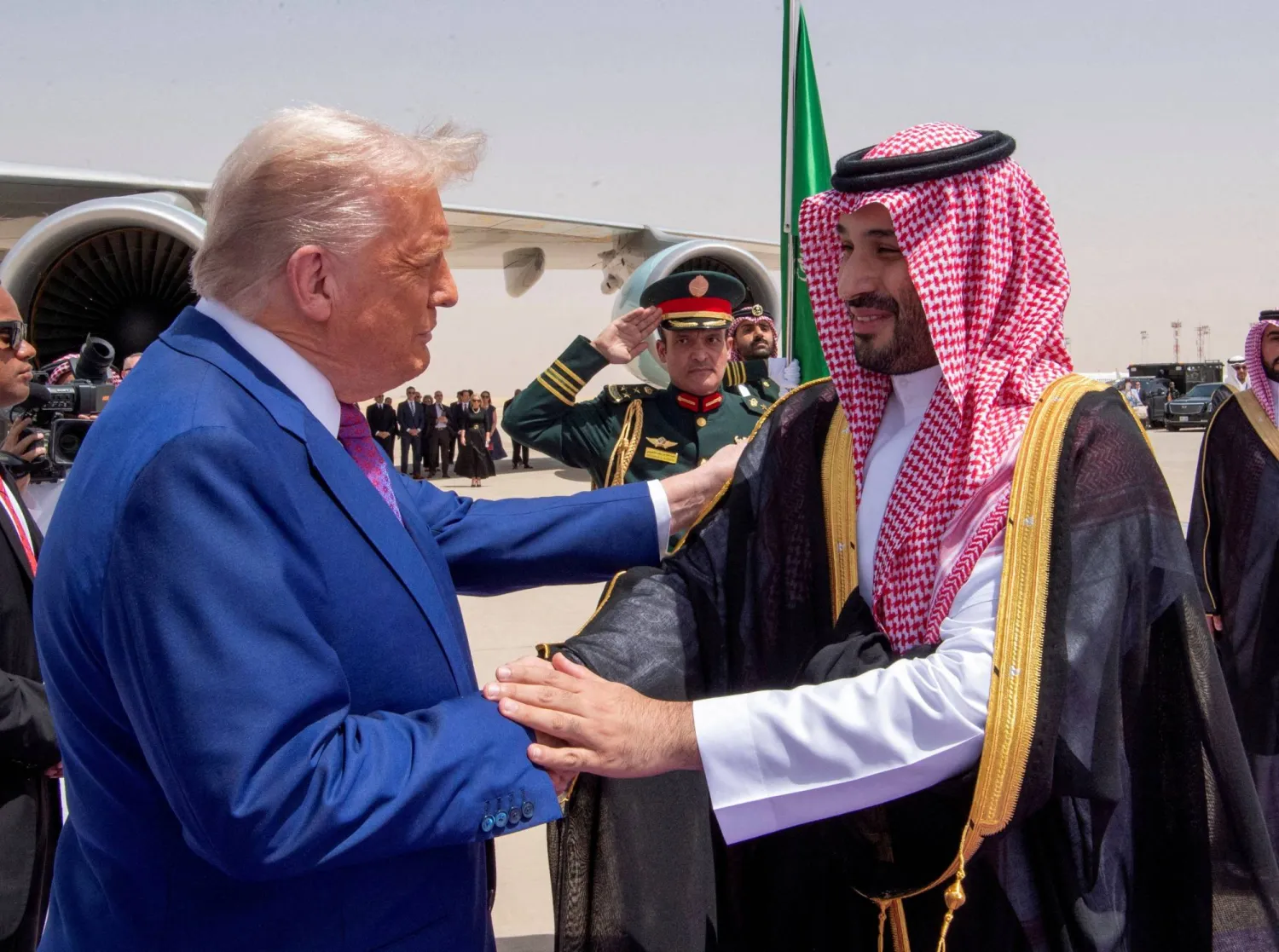 ولي العهد السعودي الأمير محمد بن سلمان لدى استقباله الرئيس الأميركي دونالد ترمب في الرياض يوم 13 مايو (رويترز)