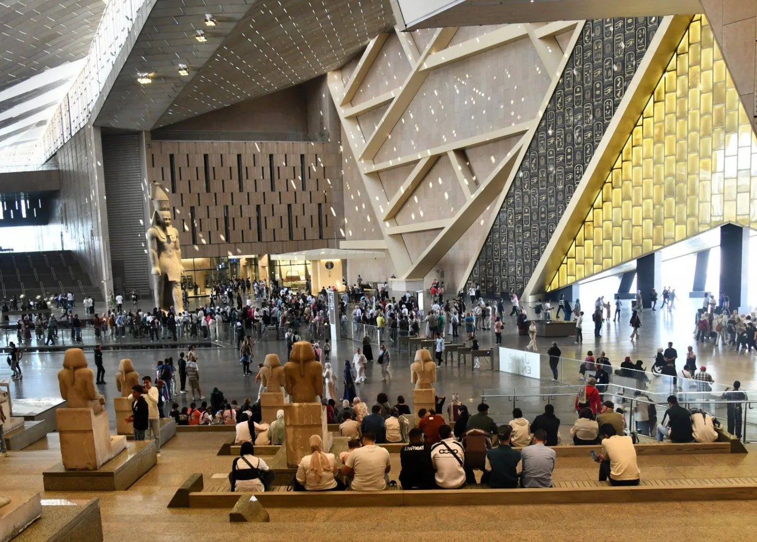 المتحف المصري الكبير شهد زخماً في الحضور عقب افتتاحه (وزارة السياحة والآثار)