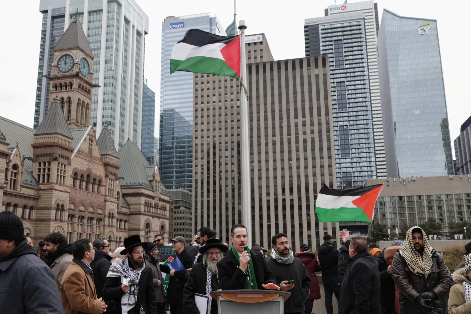 رجل يتحدث أثناء تجمع الناس دعماً للفلسطينيين بينما يرفرف العلم الفلسطيني في تورونتو بكندا 17 نوفمبر 2025 (رويترز) 