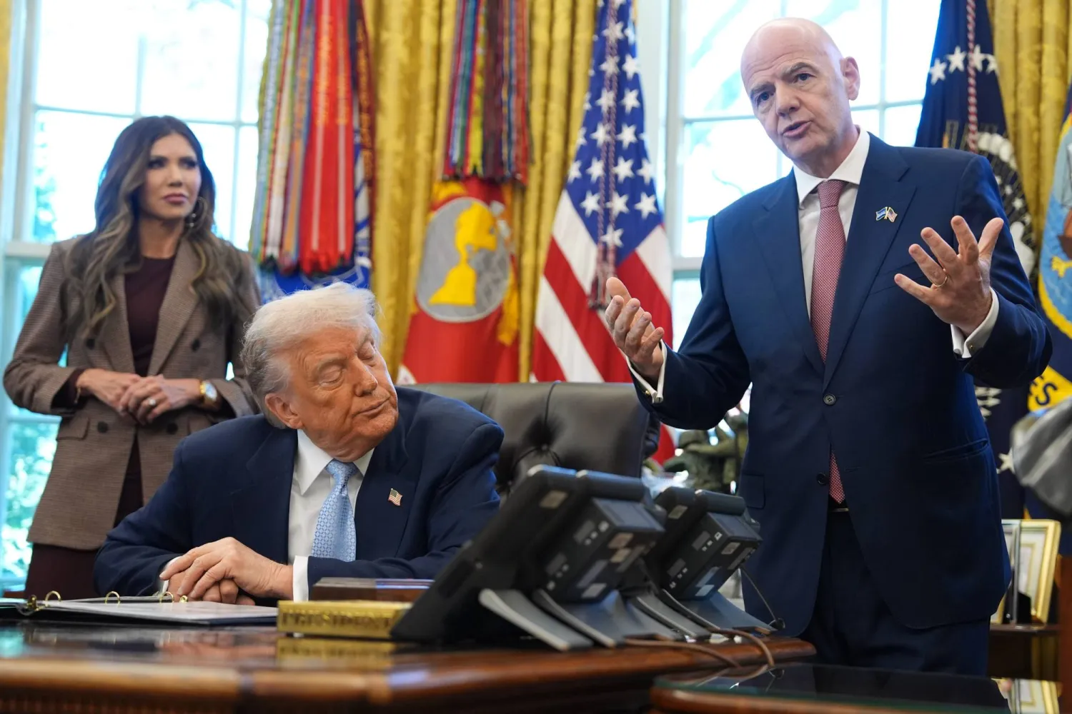 الرئيس الأميركي دونالد ترمب ورئيس «الفيفا» جياني إنفانتينو (أ.ب)