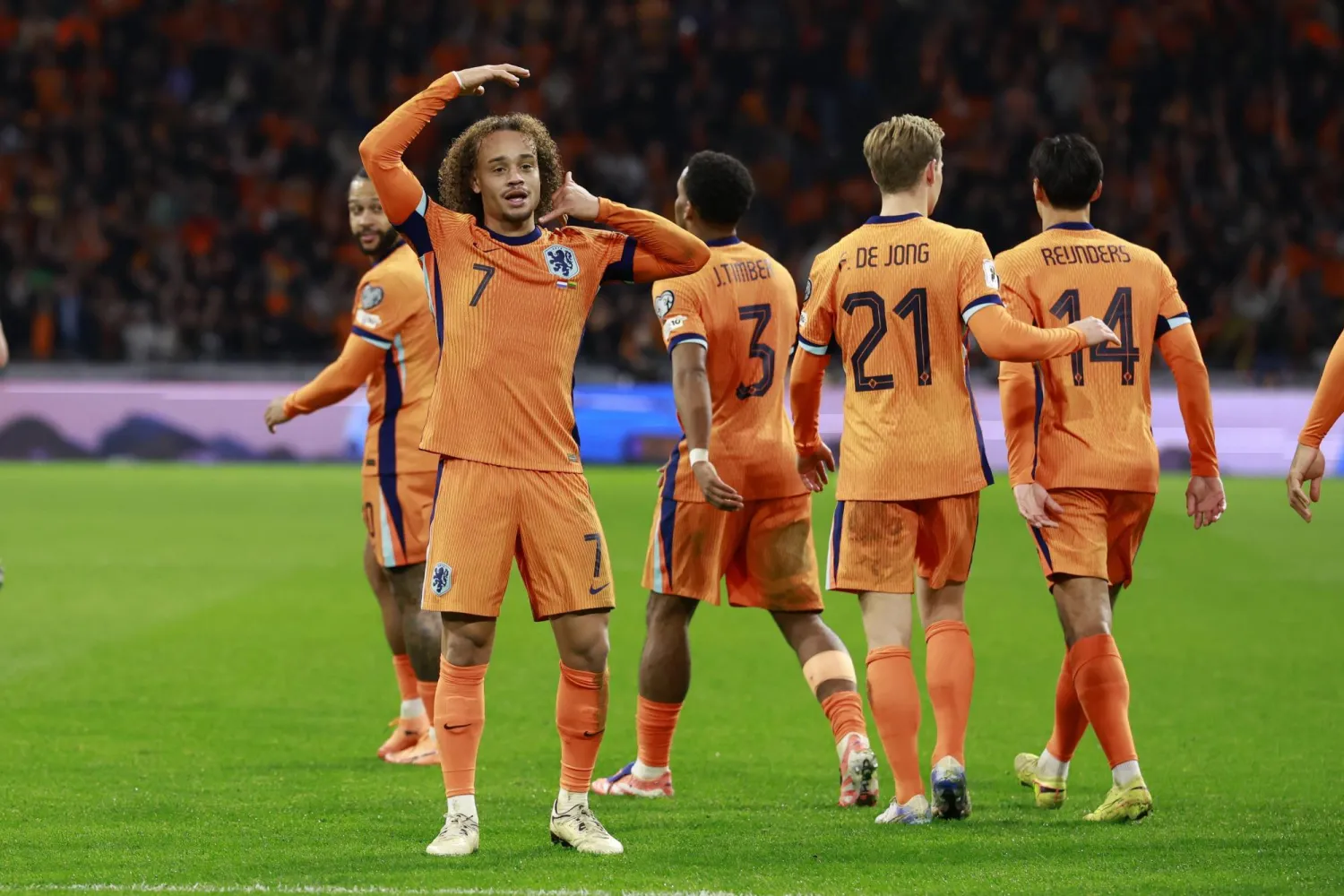 احتفالية لاعبي هولندا بهدف تشافي سيمونز في ليتوانيا (إ.ب.أ)