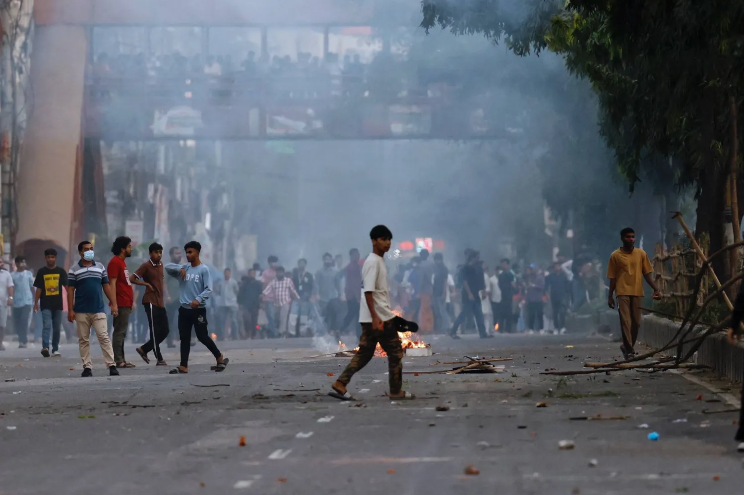 مناوئون للشيخة حسينة خلال صدامات مع الشرطة بعد صدور حكم الإعدام بحقها في داكا أمس (رويترز)