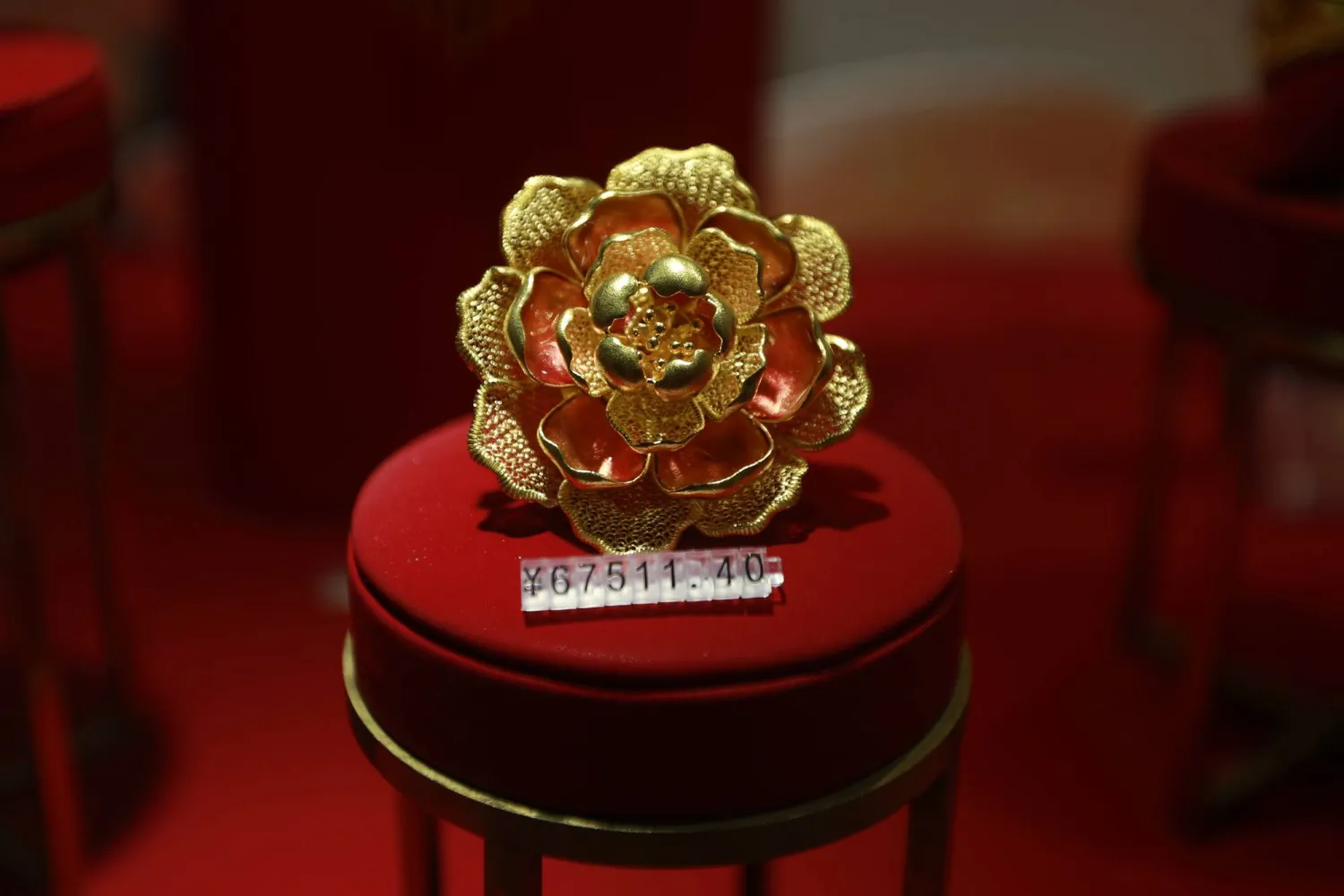 قطعة على شكل زهرة مصنوعة من الذهب معروضة في معرض الصين الدولي للمجوهرات في بكين (إ.ب.أ)