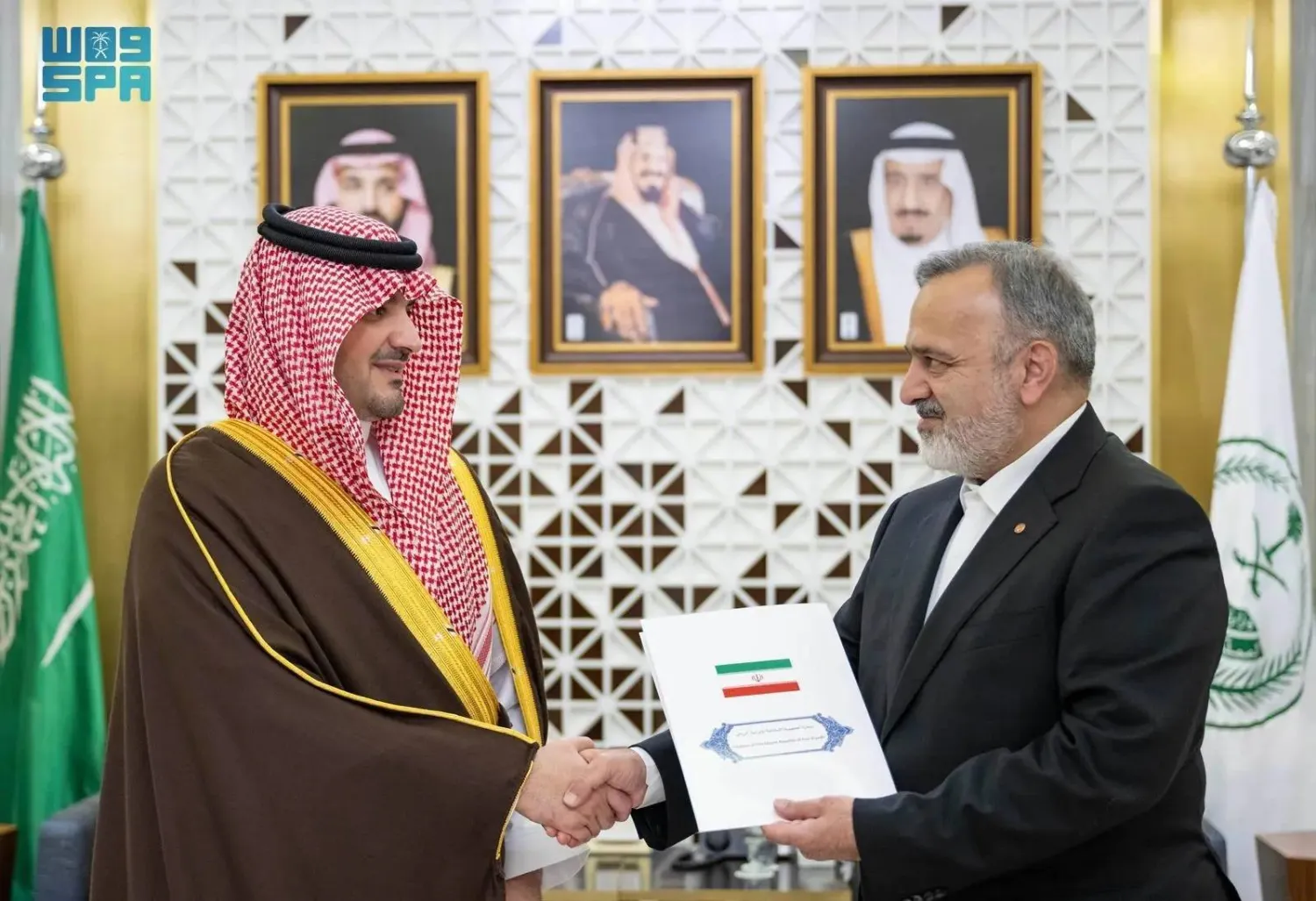 Saudi Minister of Interior Prince Abdulaziz bin Saud bin Naif bin Abdulaziz received the message from Iranian Head of Hajj and Pilgrimage Organization Alireza Rashidian. (SPA)