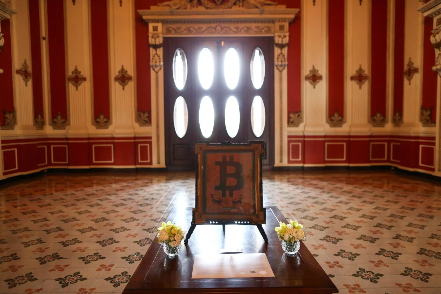 قطعة فنية مرتبطة بـ«البتكوين» معروضة خلال اليوم الختامي لمؤتمر «بتكوين» التاريخي في السلفادور (رويترز)