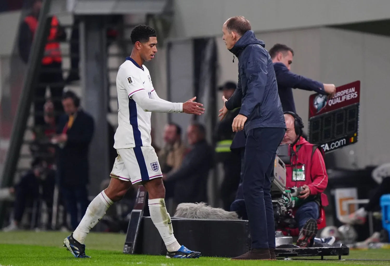 16 November 2025, Albania, Tiranë: England head coach Thomas Tuchel (R) acknowledges England's Jude Bellingham after being substituted off during the FIFA World Cup European Qualifying soccer match between Albania and England at the Air Albania Stadium. (dpa)