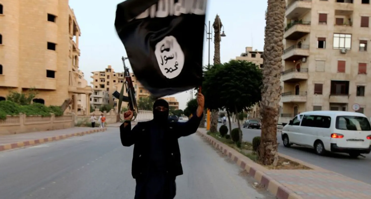 أحد عناصر تنظيم «داعش» (أرشيف - رويترز)