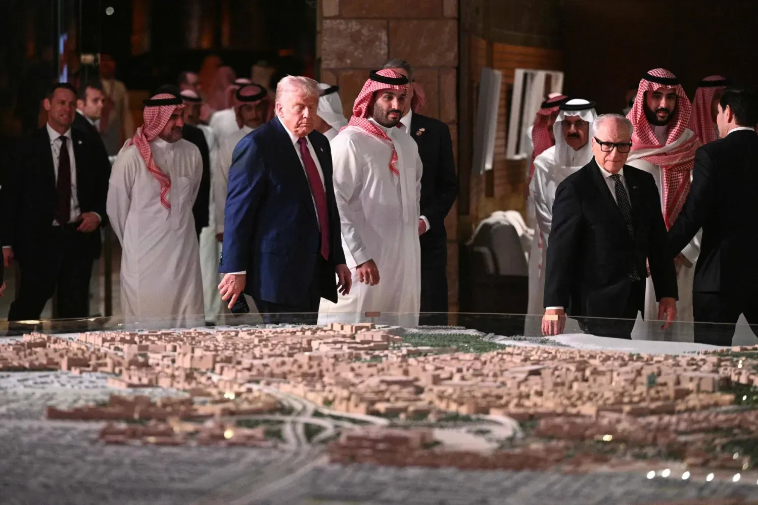 Suudi Arabistan Başbakanı ve Veliaht Prensi Muhammed bin Selman, Mayıs 2025'te Suudi Arabistan'ı ziyaret eden ABD Başkanı Donald Trump ile birlikte yürüyor. (SPA)
