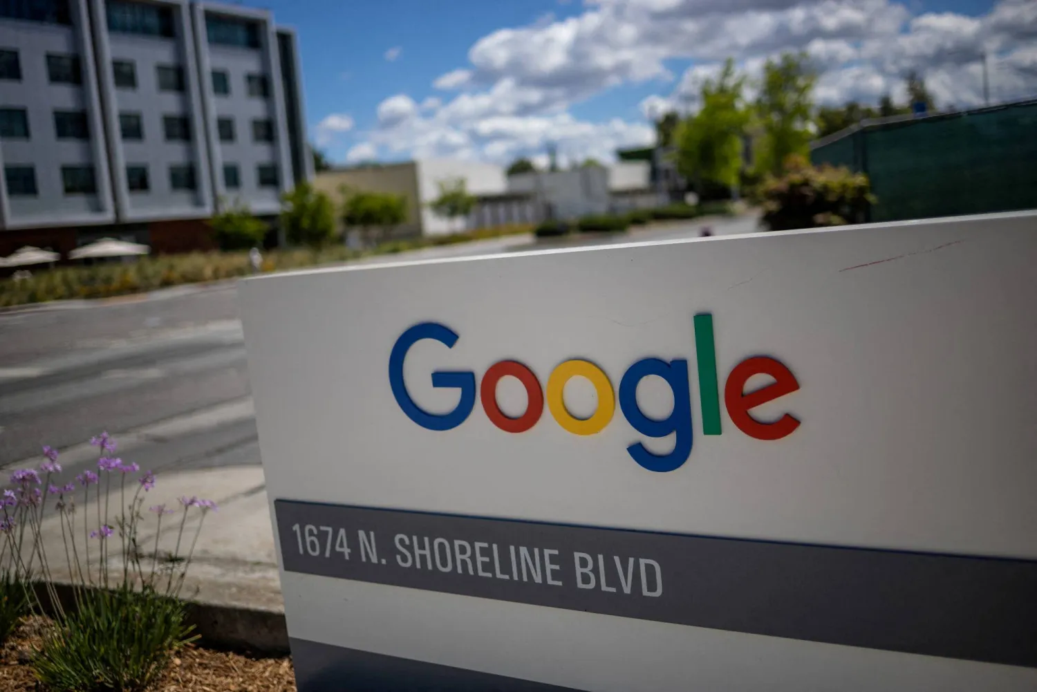FILE PHOTO: A Google logo is seen at a company research facility in Mountain View, California, US, May 13, 2025. REUTERS/Carlos Barria/File Photo