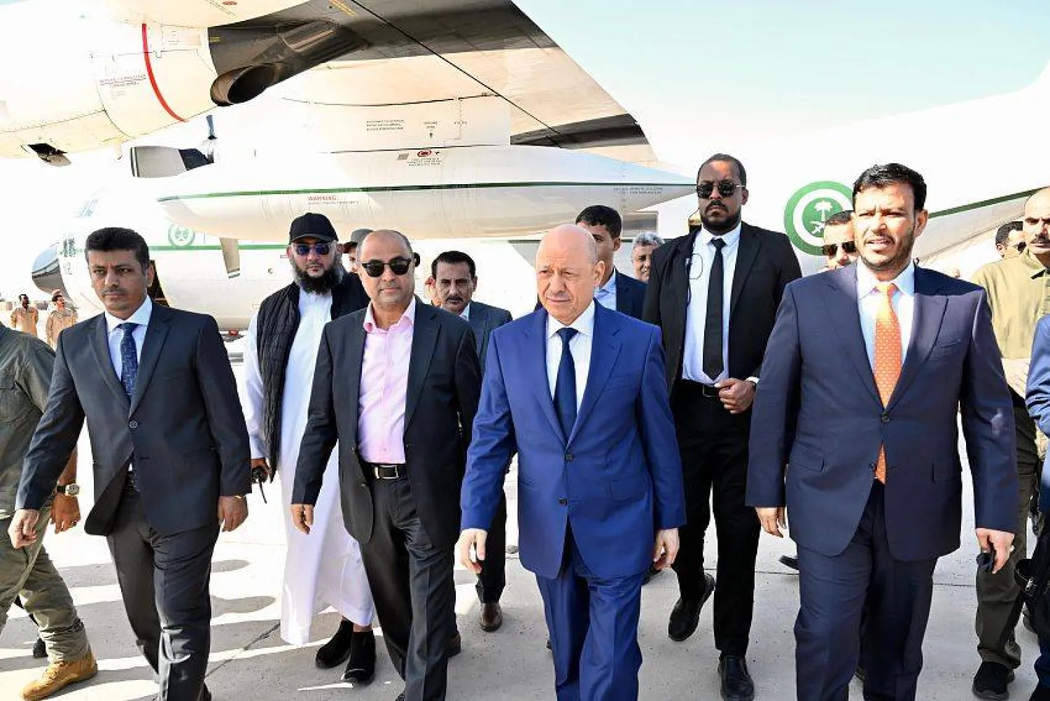 رئيس مجلس الحكم اليمني رشاد العليمي عاد إلى عدن لمتابعة تقدم الإصلاحات الحكومية (سبأ)