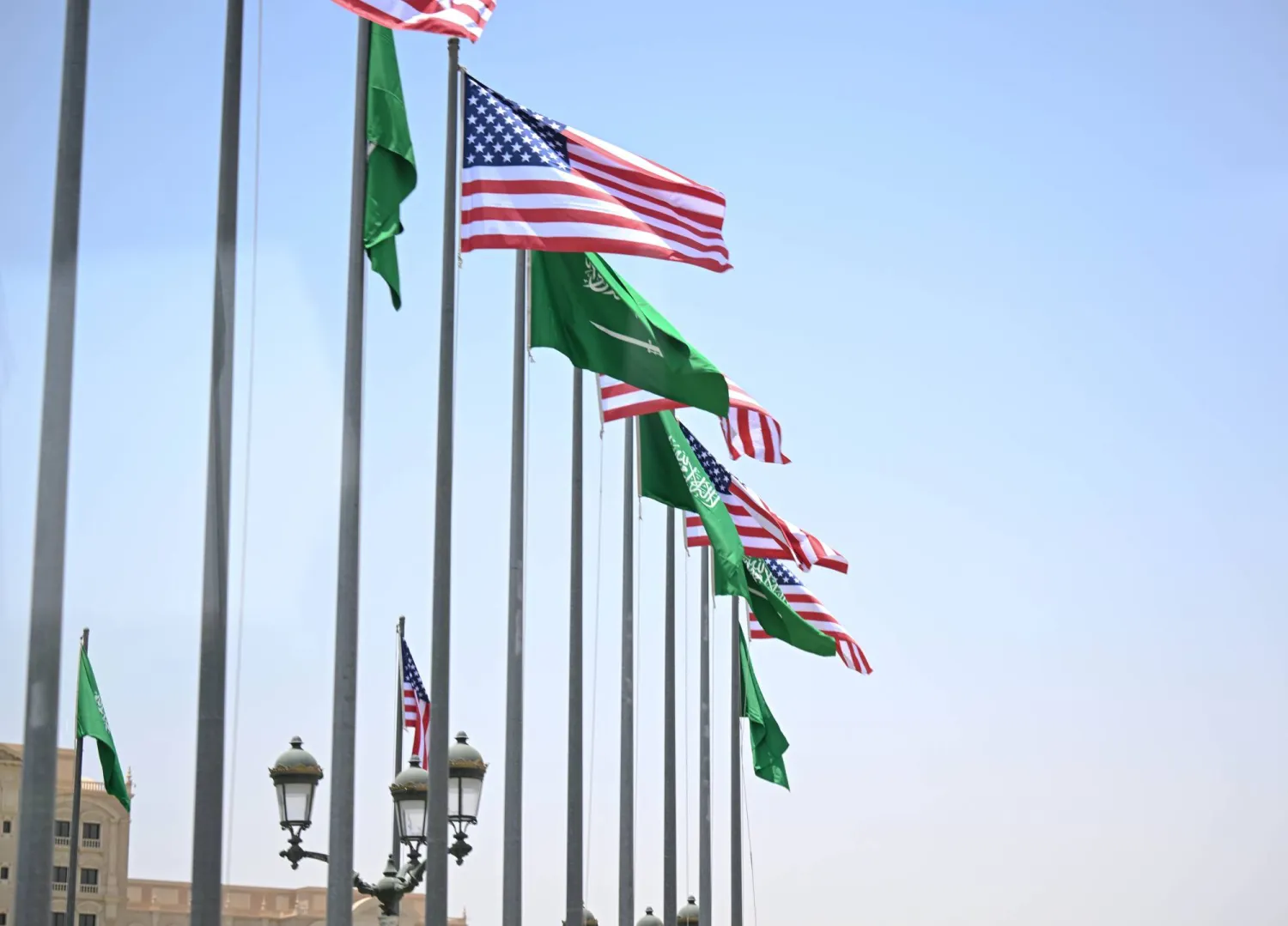 الأعلام السعودية والأميركية في الرياض خلال زيارة ترمب للسعودية في مايو الماضي (الشرق الأوسط)