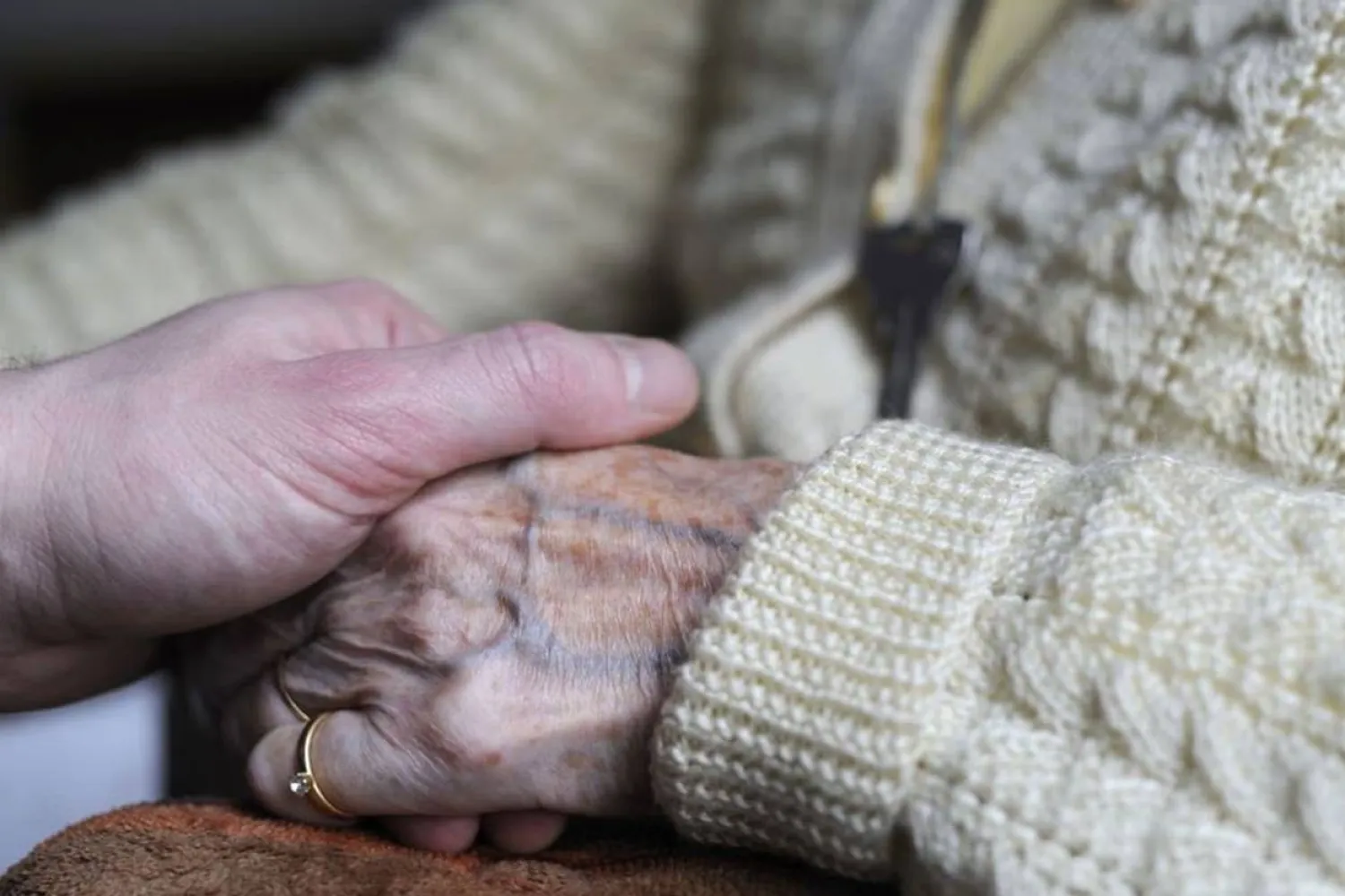 انهيار «الشبكات» الوقائية المحيطة بالخلايا العصبية في الدماغ قد يكون هو السبب وراء نسيان مرضى ألزهايمر أحباءهم (أرشيفية-رويترز)