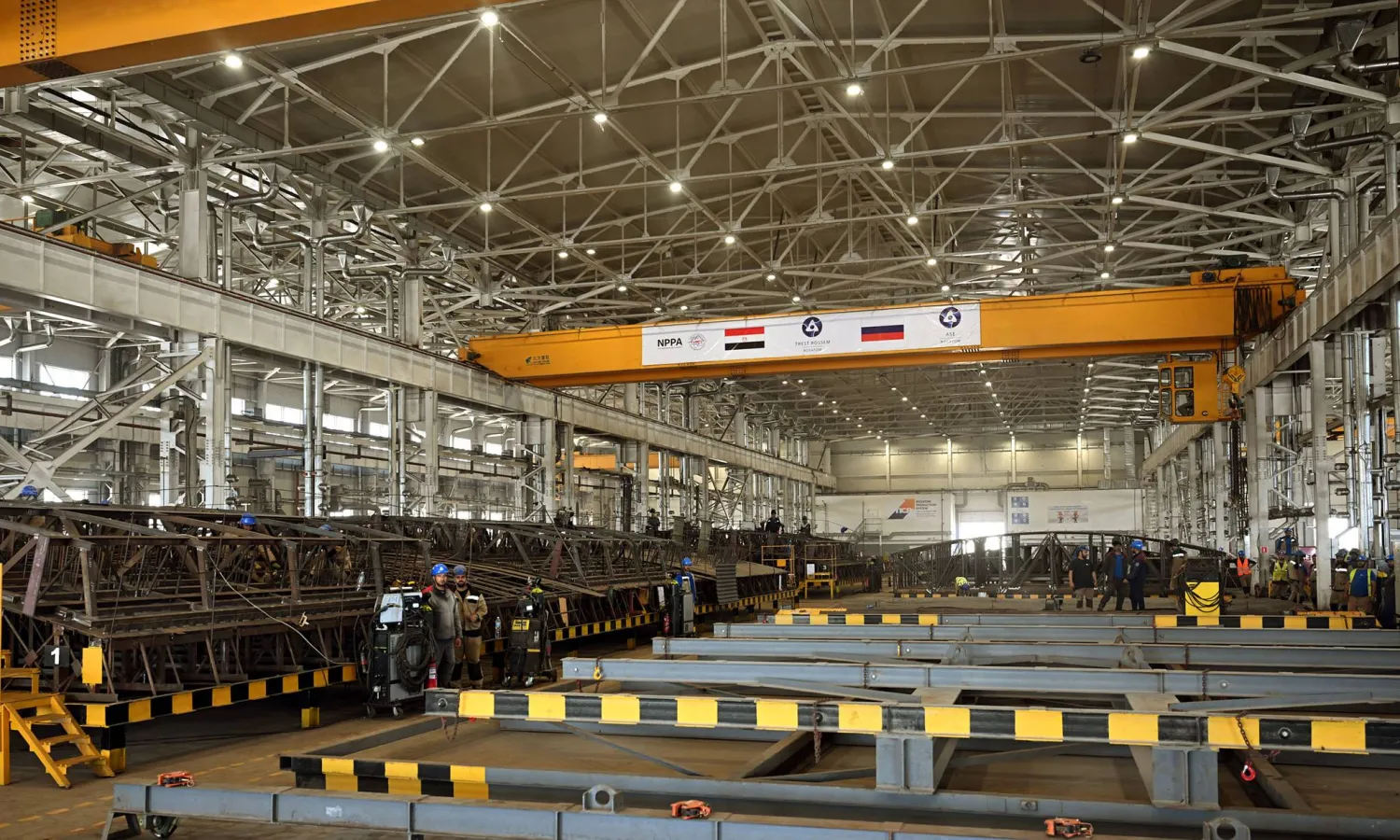 أعمال الإنشاءات تمضي على قدم وساق داخل محطة الضبعة المصرية (وزارة الكهرباء المصرية)